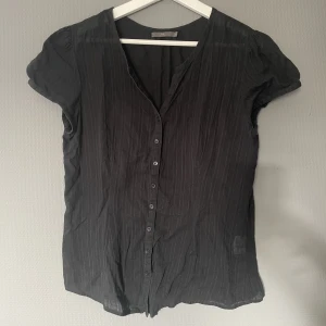 Tröja - Från märket "frk". Storlek 42 men väldigt liten i storleken, jag kan ha den och har strl 32-36.