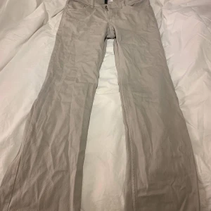 Lågmidjade jeans! - Strl 40, men sitter som en 38!! Strechigt material då de är twillbyxa/jeans!!💞 LÅGMIDJADE! Oanvända!
