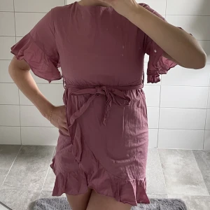 Rosa sommarklänning - Använd 1 gång