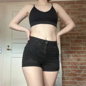 svarta shorts - välanvända men bra skick