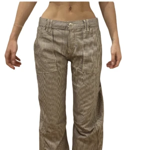 Coola byxor i storlek 34 - Helt oanvända Bershka byxor som tyvärr är för stora för mig. Midjemått: 37cm, innerbenslängd 75cm. 🥰Skicka ett meddelande för fler bilder/info!   Skickar alltid postbevis! 