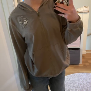 Hoodie  - En grön hoodie med tryck på bröstet. Kommer aldrig till användning med är i nyskick. Köpare står för frakt💓