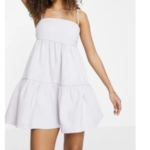 Babydoll klänning ASOS - Super fin klänning till sommaren från ASOS. Materialet är denim och färgen är ljus lila.  Aldrig använd! Pågrund av råkade beställa i för liten storlek. 