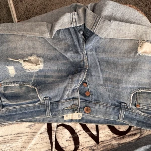 Jeansshorts med slitning  - Snygga shorts från Gina. Endast använda en sommar. Snygg klänning, typ ”dassig vinröd” Mer info på sista bilden. KOLLA GÄRNA IN MINA ANDRA ANONSER, DET MESTA ÄR HELT OANVÄNT 🥰