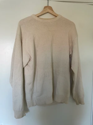 stickad tröja converse  - jätteskön och har ett coolt converse tryck