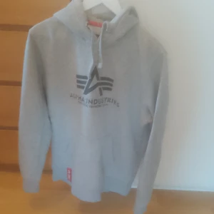 Alpha Industries tröja - Alpha tröja i storlek L. I använt men bra skick. Nytvättad och fräsch