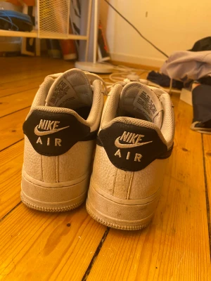 AF1 - Air forces i storlek 42,5, Okej skick med lite smuts som säkert går att få bort. Köpta för 1200 på nikes hemsida