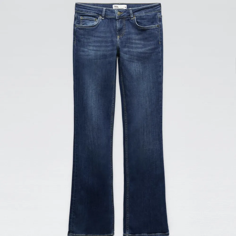 Säljer dessa lågmidjade bootcut jeans som knappt är använda från Zara . Jeans & Byxor.