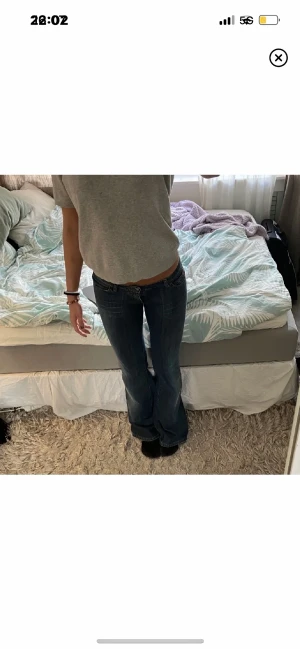 Lågmidjade jeans  - Säljer dessa lågmidjade bootcut jeansen, köpta här på plick men va för små för mig.💕 Innerbenslängd: 87cm. Hör av er om ni har frågor!! Lånade bilder från förra ägaren!! 