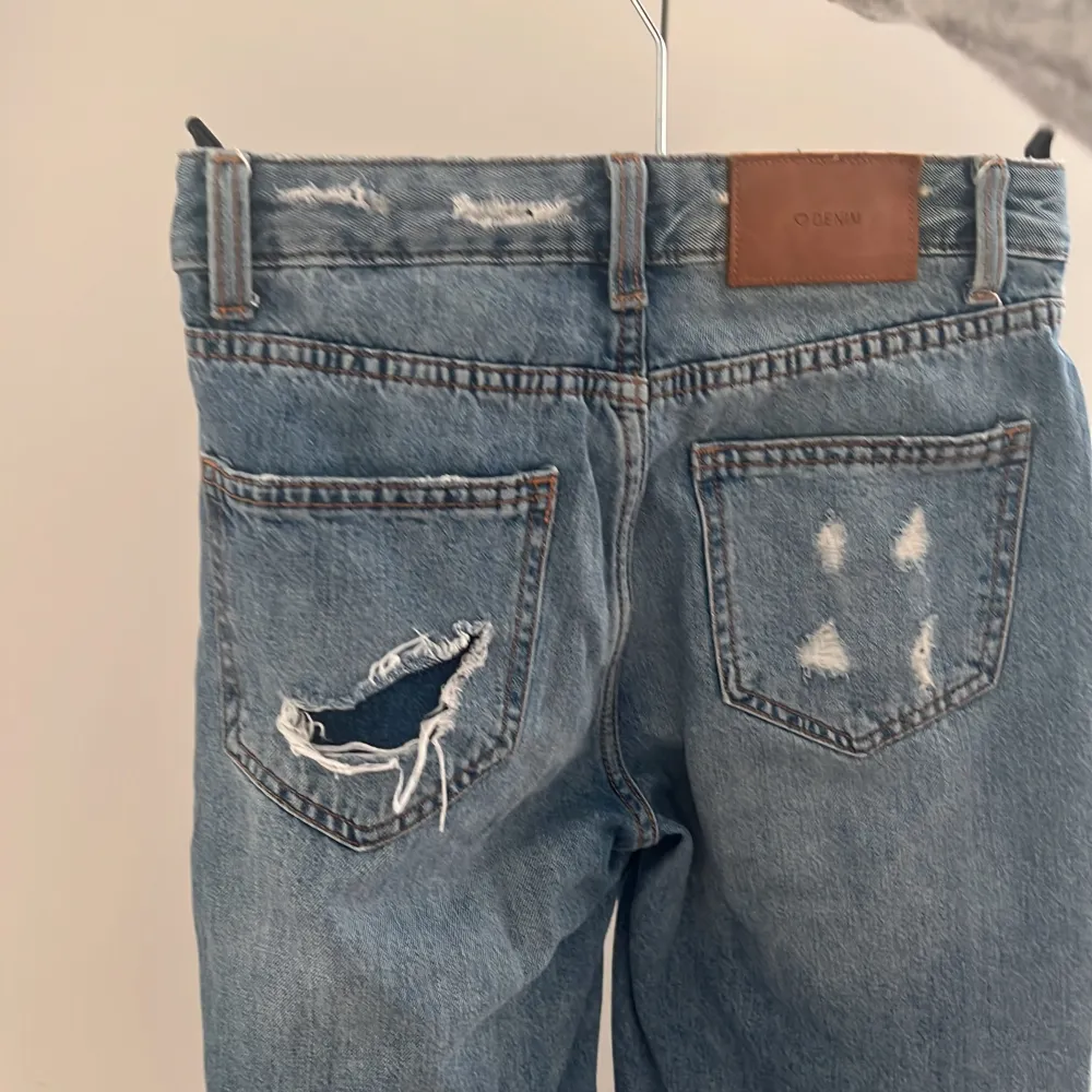 Har använt 3 gånger 🫶🏻 Skit snygga till sommaren😱 Perfekta jeans till sommaren ❤️ Kommer tvätta innnan jag säljer dom  Köpte dom för 200 säljer för 90kr. Jeans & Byxor.
