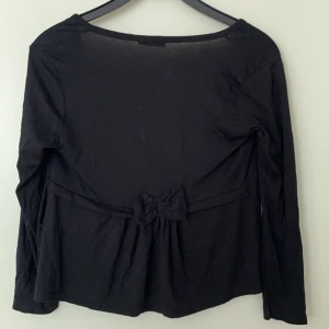 Gullig kofta - Säljer min gulliga kofta med en rosett vid ryggen, är köpt utomlands men är tyvärr för liten på mig. Det står inte vilken storlek det är men skulle uppskatta det till XS/S!💕