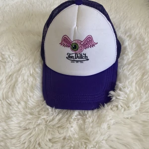 Keps - Lila Von Dutch keps med mesh nät på baksidan! Säljs då färgen inte kommit till användning. Storleken går att justera.  Kom privat för annat prisförslag! 
