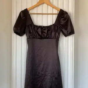 Brun klänning med rushed bust från H&M i bra skick. Den är för kort om man är omkring 168-175 cm! 
