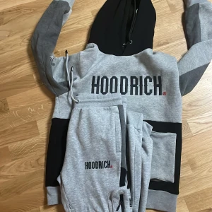 Hoodrich tracksuit  - Nästan ny hoodrich tracksuit storlek L men kan passa även M. Knappt använd som sagt men sälj på grund av att den inte passar längre. Pris kan diskuteras men inga skambud 