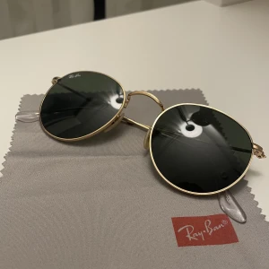 Raybans, Rayban solglasögon  - Säljer ett par rayban solglasögon, skick 10/10. Aldrig användna, Fodral, manual och duk tillkommer. Till salu för 1200 kr, kan d