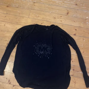 Michael Kors Lång ärmad - En fin oversized svart rhinestone långärmad tröja från michael kors