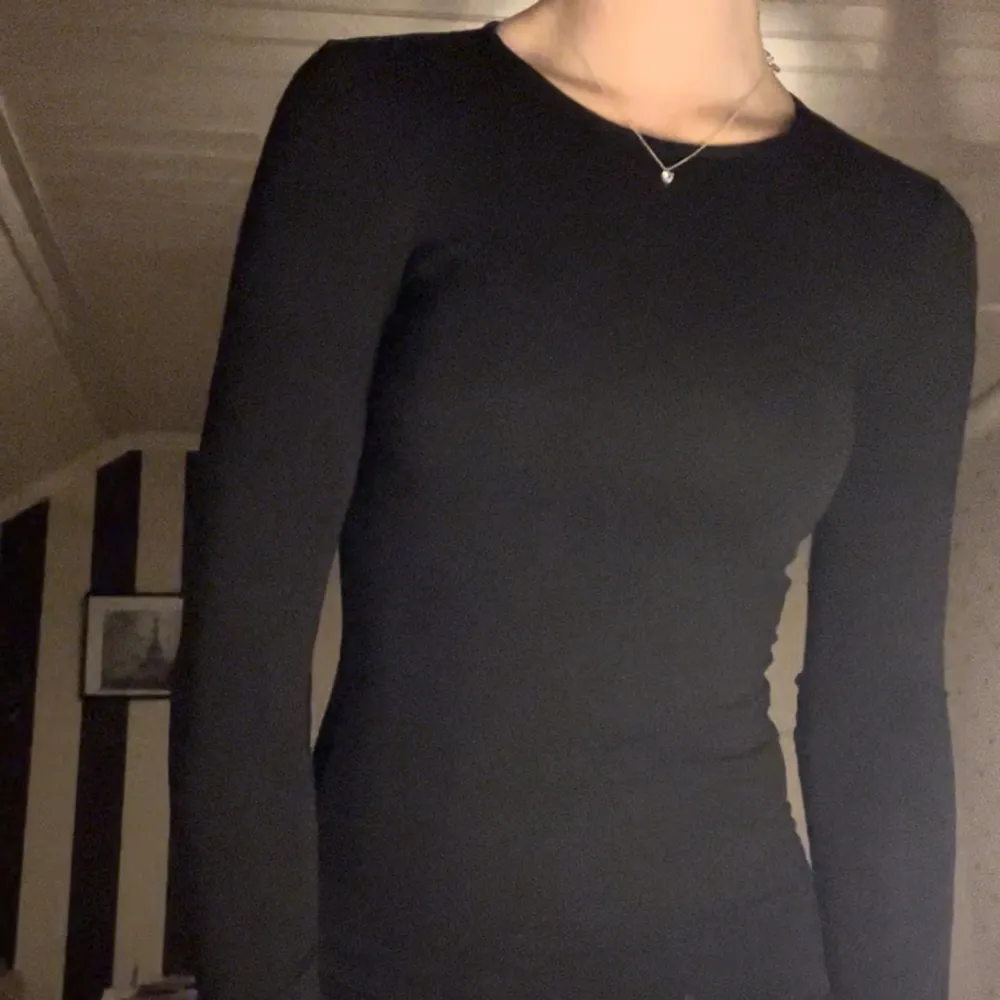 Säljer denna superfina svarta klänning. Går att klä upp och klä ner så att den passar till mycket. Jag är som referens 177 cm🥰 Obs fler bilder går att få vid förfrågan. Klänningar.