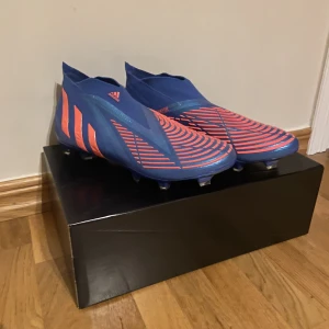Fotbollsskor Adidas Predator  - Adidas predator edge + fg. Fotbollsskor säljs pga fel storlek vid köp. Skriv vid funderingar!