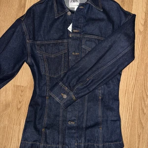Zara jacka - Säljer en oanvänd jeans jacka som är figur sydd, storlek xs❤️ bara o skriva för fler frågor o bilder. Köp direkt för 550kr, nypris 699kr