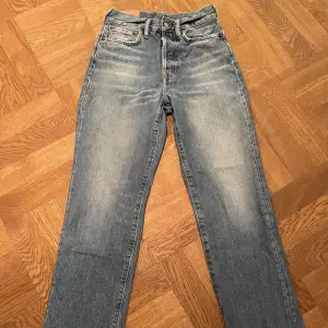 Jag vill sälja mina jeans då jag har vuxit ur dem. De är inte särskilt använda och storleken är 165cm eller 25/32, svårt att tolka. Kan skicka bild för ytterligare information. Skriv om du är intresserad