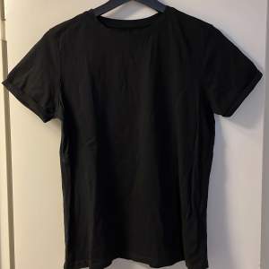 Vanlig svart T-shirt från new yorker