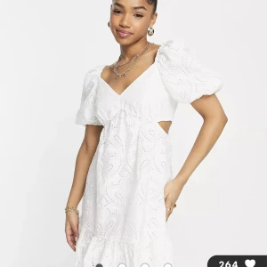 Vit klänning - Jättefint vit klänning som passar super bra till sommaren och studenten!! Oanvänd med prislappen kvar🤗 Ny pris 1639