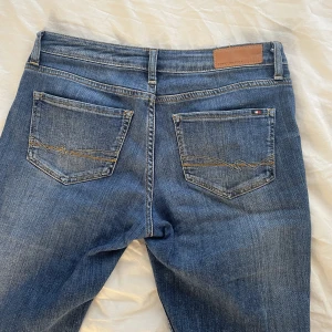 Lågmidjade Tommy Hilfiger jeans - Säljer dessa superfina vintage lågmidjade jeans. De är i jättebra skick och nästan aldrig använda.