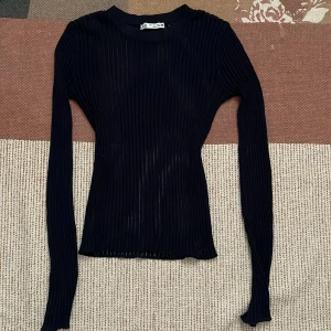 Zara topp - Säljer denna fina tröja från zara eftersom den inte kommer till användning! Har använts Max 5 gånger❤️