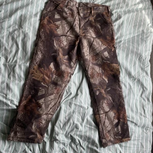 Carhartt camo carpenters - Gott skick, Knappt använda carpenters, realtree camo, sitter som 34x32