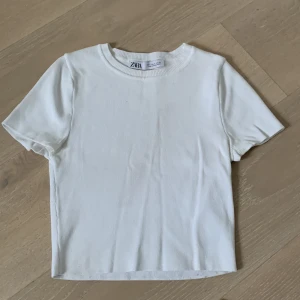 vit t-shirt - vit t-shirt från zara i bra skick 💌 pris kan diskutera 🫶kontakta mig vid intresse eller för fler bilder. säljer än likadan t-shirt fast i svart också 
