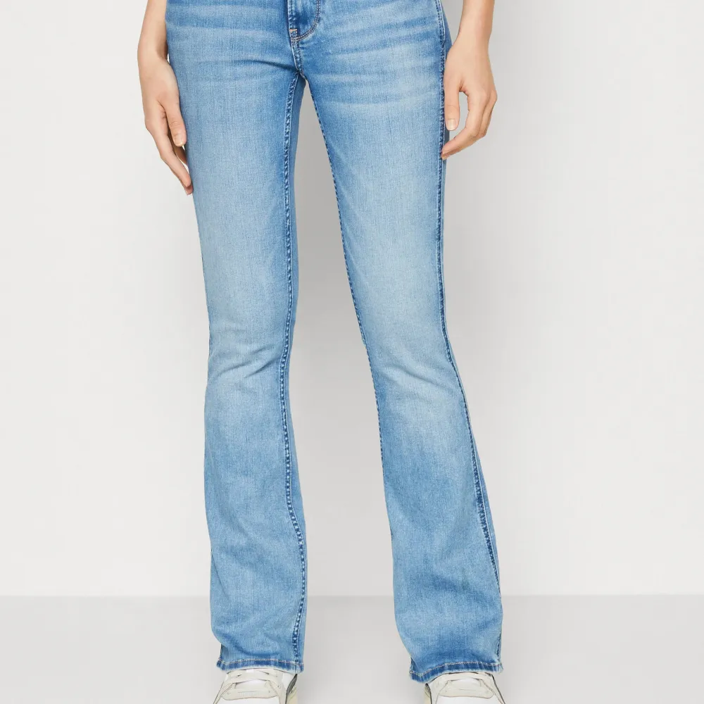 Säljer helt slutsålda Pepe Jeans som tyvärr inte passar💘 Inköpta för 1100. Köpare står för frakt och budgivning startas om det är flera intresserade💕 (ljusare i verkligheten). Jeans & Byxor.