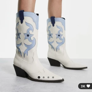 Cowboyboots från ASOS - Sprillans nya cowboyboots från ASOS i riktigt snyggt färg/mönster. Storlek 36. Säljer då jag glömde returnera paketet i tid … Nypris 689kr