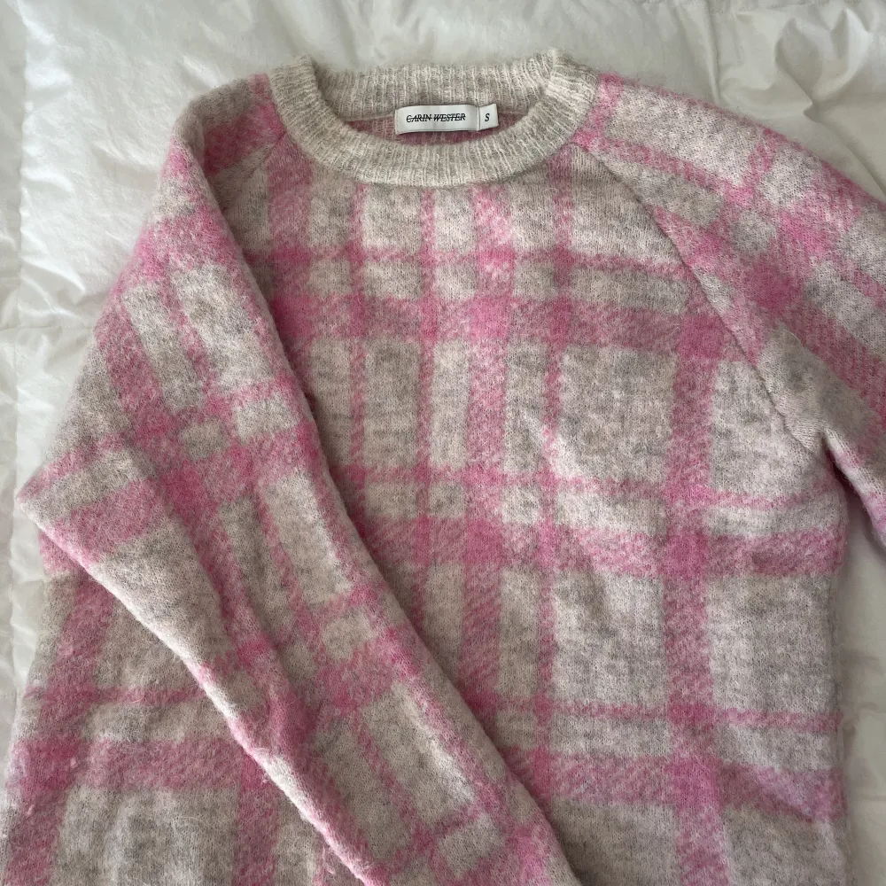 Säljer min stickade tröja från Carin Wester, rutig i rosa och beige💕 Fint skick och i storlek S!. Stickat.