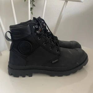 Palladium Vattentäta - Säljer mina Palladium som är vattentäta (Pampa Sheild Wp+ lux). Använda 2 gånger under hösten. Passade inte min fot. Storlek 39. Bra kvalitet och fin känga, runt fleecefoder inuti. Inköpspris 1490kr, säljer för 700kr. Tar emot prisförslag😄