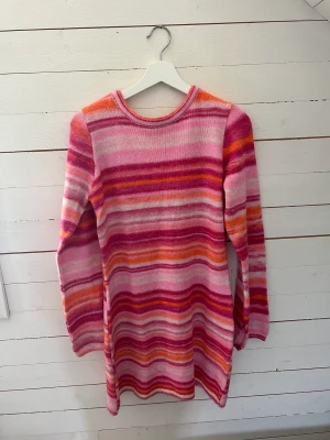 Stickad klänning - Trendig stickad klänning som aldrig är använd. Storlek M men passar bra på S💖🧡 