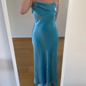 Balklänning  - Säljer en balklänning i super fin blå färg 🩵säljer den då den inte kommer komma till användning. Några få stenar har lossnat men borde inte vara problem att laga