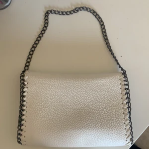 Väska  - Vit fin väska, aldrig använd, kort band 