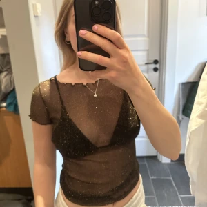 Glittertoppar - En kortärmad och en långärmad Glittertopp från chiquelle i XS. Använda ett fåtal gånger 80kr/st 150kr för båda