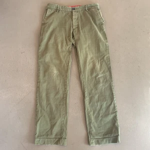 Vintage Baggy Acne Studios Chinos - Vintage ganska baggy Acne Studios chinos från en provcollection, saknar knappar där bak men är i annat fall i bra kondition.