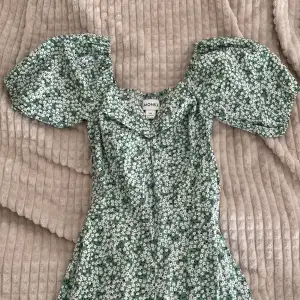 Blommig byxdress från Monki i storlek XXS