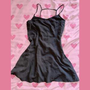 Simpel svart klänning med fin baksida!!🖤