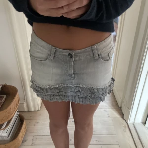 Lowwaist jeanskjol❤️ - Lowwaist jeanskjol med volanger🥰🥰 Storlek S