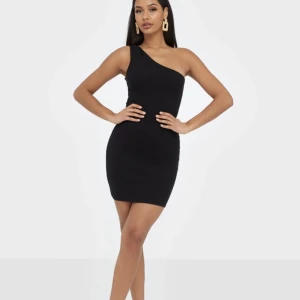 One shoulder klänning - Supersnygg och skön! Använd ett fåtal gånger. 