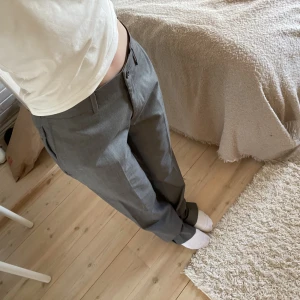 Kostymbyxor - Säljer nu dessa mörkgrå kostymbyxor, då jag har ett annat liknande par🌟Waist=30 Length=32. Insydda i midjan, kan skicka bild privat🤗Väldigt långa i benen som man kan se😅. Knappt använda💓