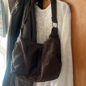 Brun Axelväska  - Brun väska med gulddetaljer