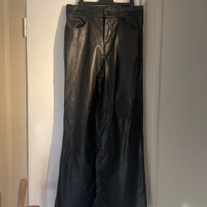 Skinnbyxorn - fina skinnbyxor ifrån Hm,, bra rejält matrial och i fint skick🖤🖤