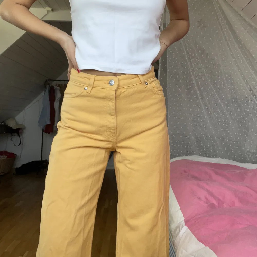 Coola gula vida jeans från monki, ca 76cm i innerbenslängd. Fint använt skick, små fläckar förekommer (bilder kan skickas i dm)💕💕. Jeans & Byxor.