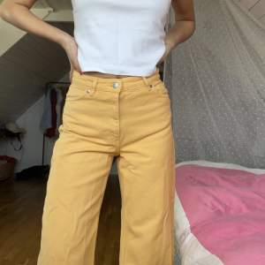 Coola gula vida jeans från monki, ca 76cm i innerbenslängd. Fint använt skick, små fläckar förekommer (bilder kan skickas i dm)💕💕