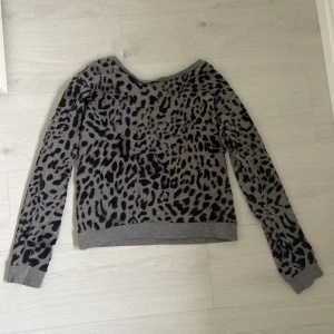 Tröja - En jättefin långärmad tröja från H&M. Säljs då den är lite liten på mig som vanligtvis har M.