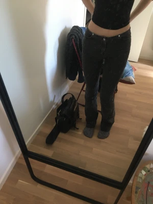 Lågmidjade jeans - Jättesnygga lågmidjade jeans från h&m i storlek xs. OBS, liten fettfläck (se bild 3). Så fin passform!!!💝💝💝💝